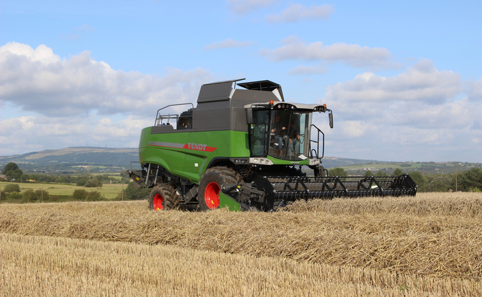 Fendt 5275C five straw walker, with 6.09 metre (20ft) free flow header.