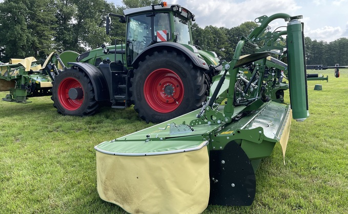 Krone B1050 with wider working widths up to 10.45 meters.